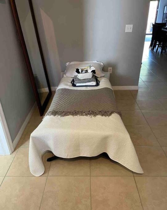 Debbie'S 3-Bedroom Apartment In A Duplex Cape Coral Exterior photo